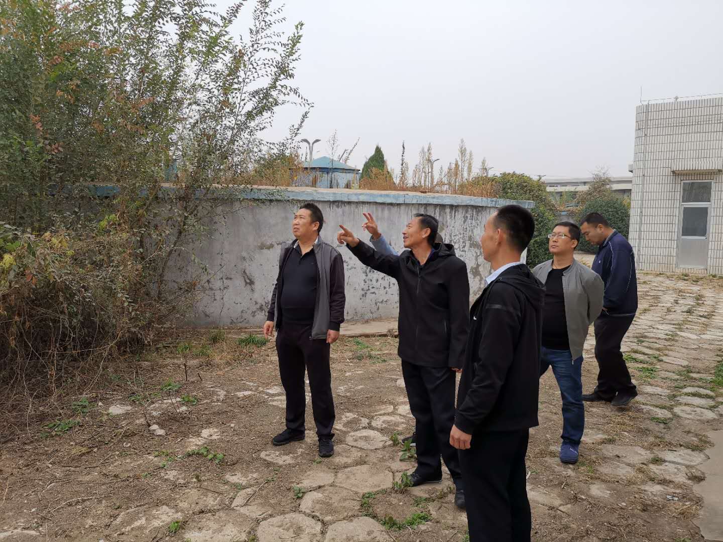 公司總經(jīng)理王建人在供水、污水生產(chǎn)一線(xiàn)開(kāi)展風(fēng)險(xiǎn)隱患排查 (1).jpg